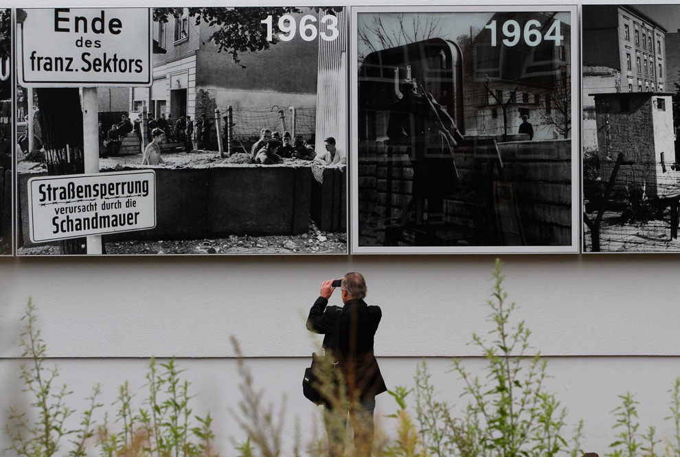 Стенды, на которых рассказывается история Берлинской стены