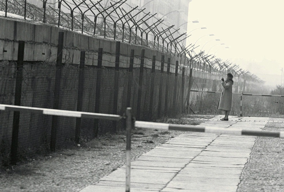 Жительница Западного Берлина переговаривается через стену