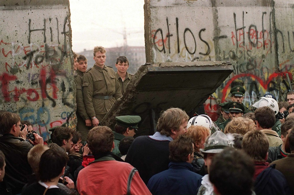 Западноберлинцы наблюдают за разрушением стены