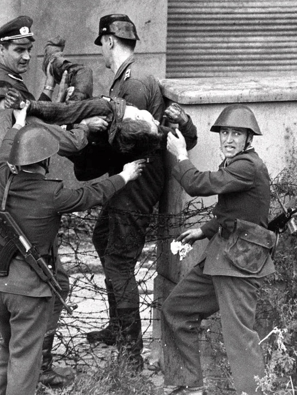 Петер Фехтер застрелен восточногерманскими пограничниками, когда он пытался преодолеть стену