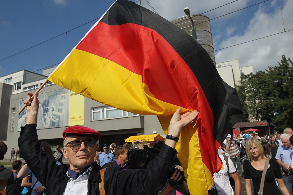Человек с немецким флагом