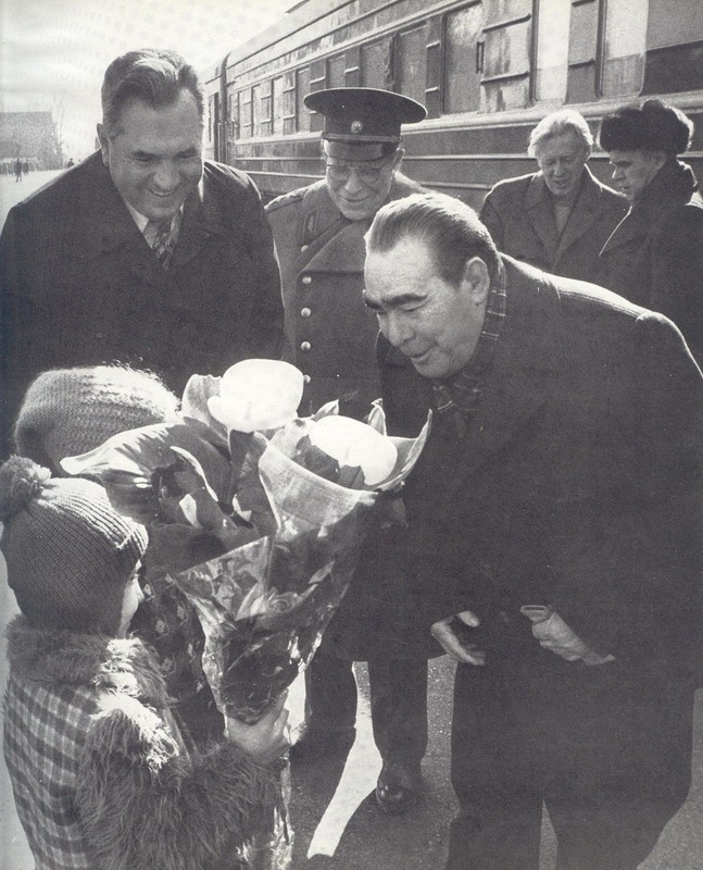 Леонид Ильич Брежнев - всегда с народом