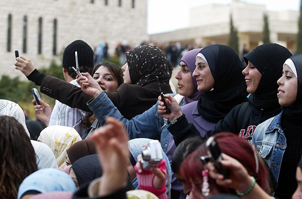Палестинские студентки в Раммале снимают на мобильные телефоны физика Стивена  Хокинга