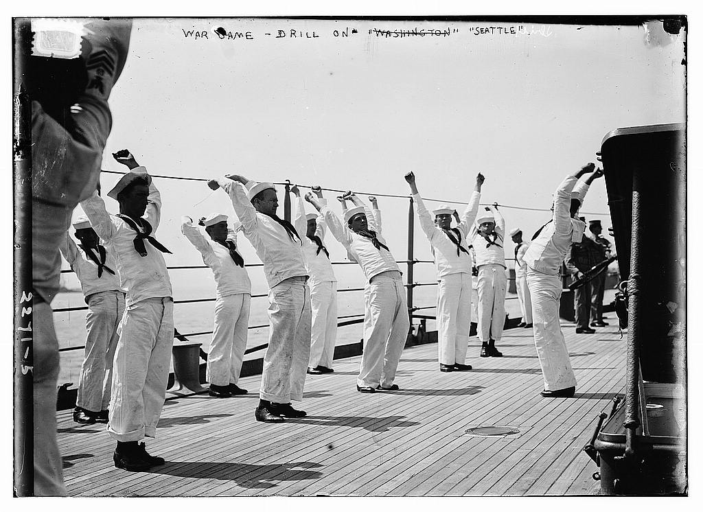 Американские моряки делают  физзарядку