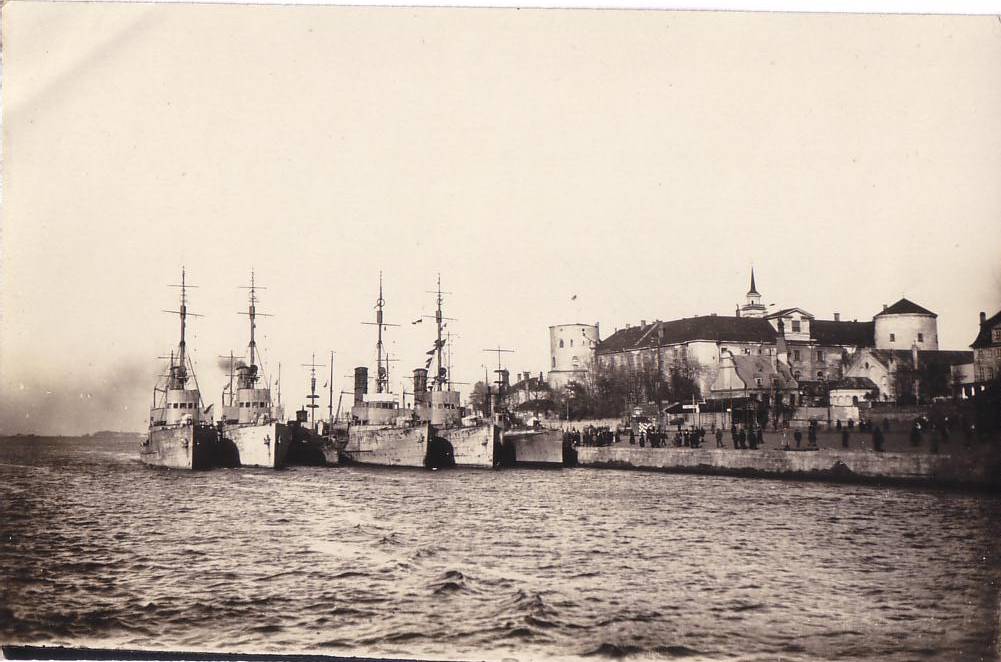 Немецкие военные корабли в Риге, устье реки Даугава