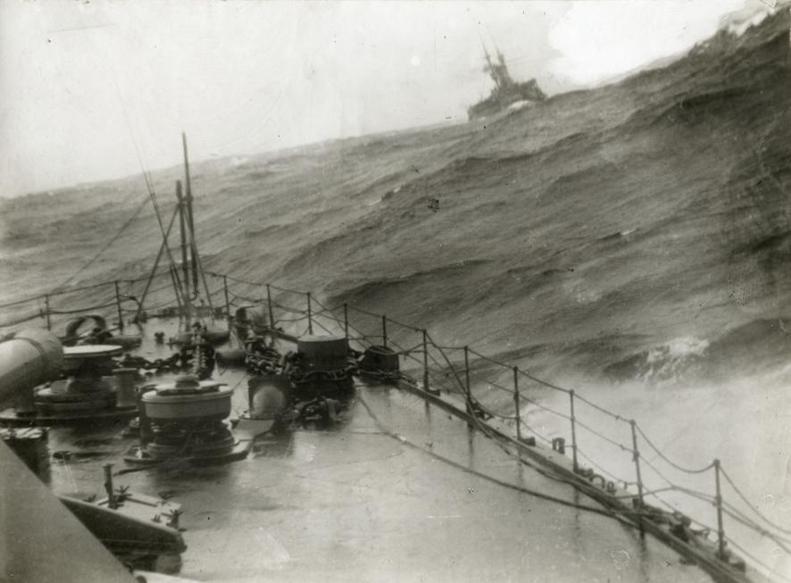 Английский военный корабль в шторм
