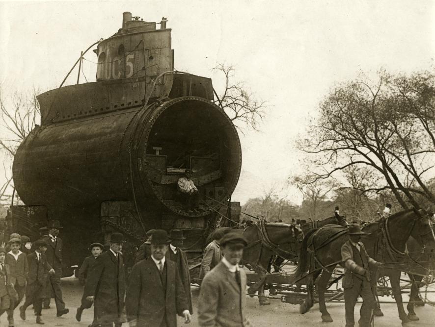 Часть захваченной немецкой подводной лодки на улицах Нью-Йорка