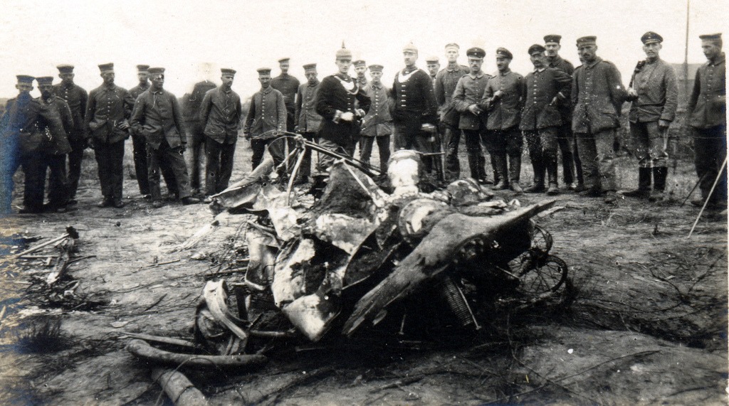 Обломки немецкого самолёта охраняет немецкая жандармерия