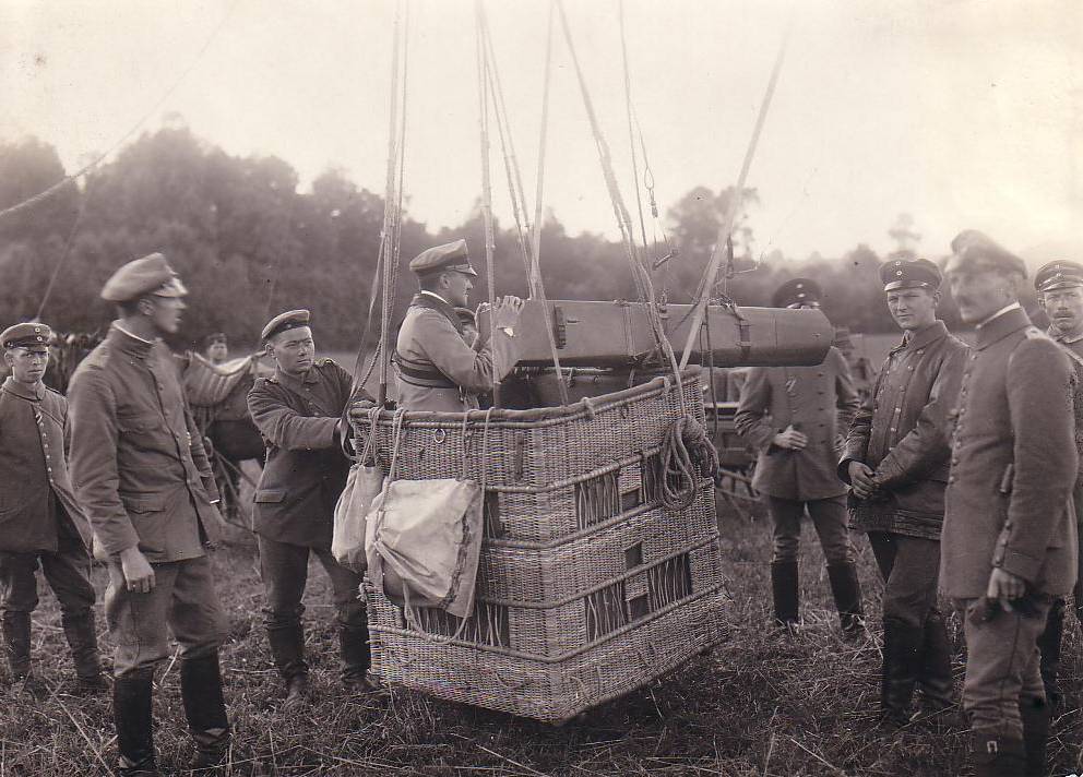 Немецкие солдаты фотографируют с воздушного шара французские позиции