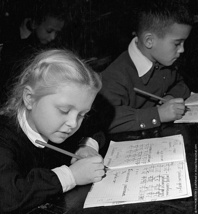 Советские ученики пишут задание на хинди, в честь советско-индийской дружбы.