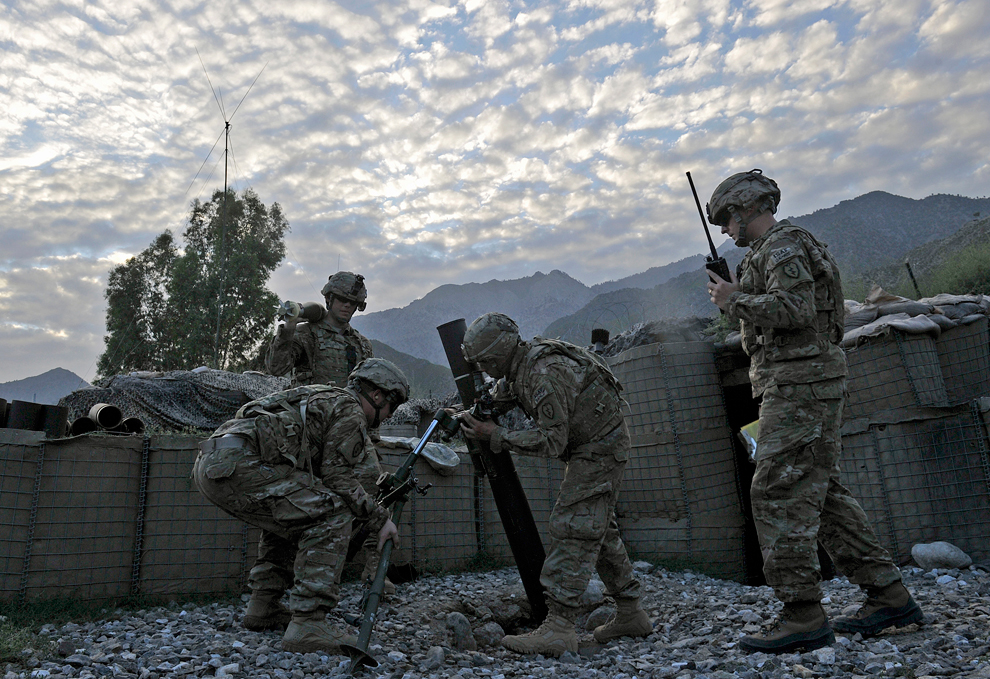 солдаты  27 пехотного полка ведут огонь из миномёта по позициям талибов. 