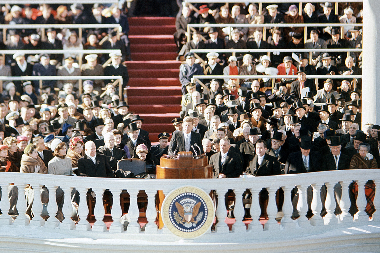 Джон Кеннеди избраный президентом США  выступает перед сенаторами