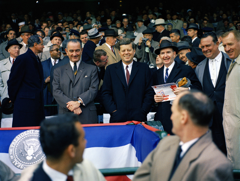 Вице-президент Линдон Джонсон, президент Джон Ф. Кеннеди и специальный помощник президента Дэйв державами во время открытия Дня 1961 бейсбольного сезона на стадионе Гриффит, Вашингтон, округ Колумбия