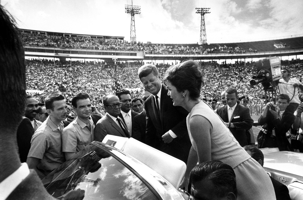 Джон и Жаклин Кеннеди беседуют с кубинскими эмигрантами