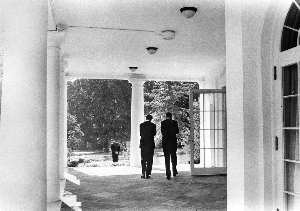 Президент Кеннеди и генеральный прокурор Роберт Кеннеди совещаются за пределами Западного крыла Белого дома