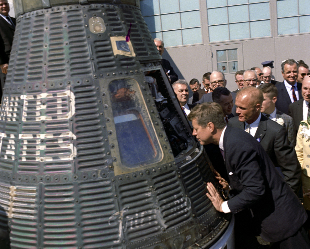 Президент Кеннеди осматривает капсулу, в которой спускались на Землю американские  астронавты