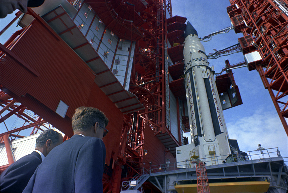 Президент Кеннеди на мысе Каннаверал, осматривает ракету, готовую полететь в космос