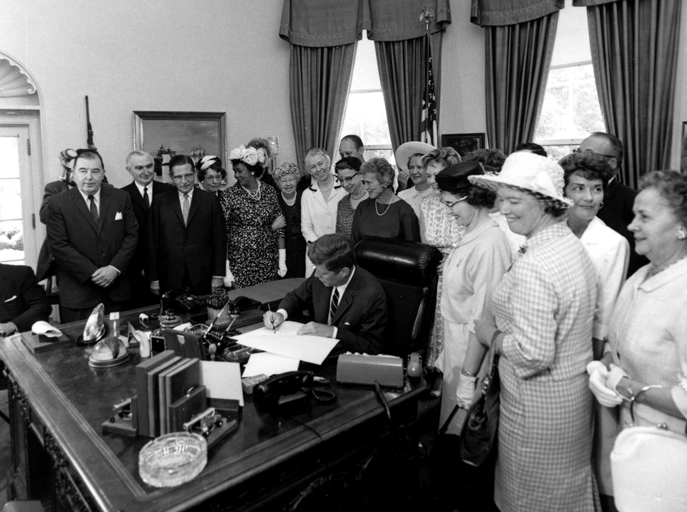 Президент Джон Ф. Кеннеди подписывает Закон о равном избирательном праве для чернокожих