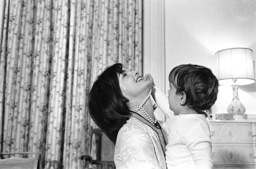 Миссис Кеннеди и Джон Ф. Кеннеди младший, в конце 1962 года 