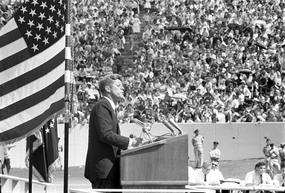 Президент Кеннеди выступает с речью на стадионе университета Райс в Хьюстоне, штат Техас