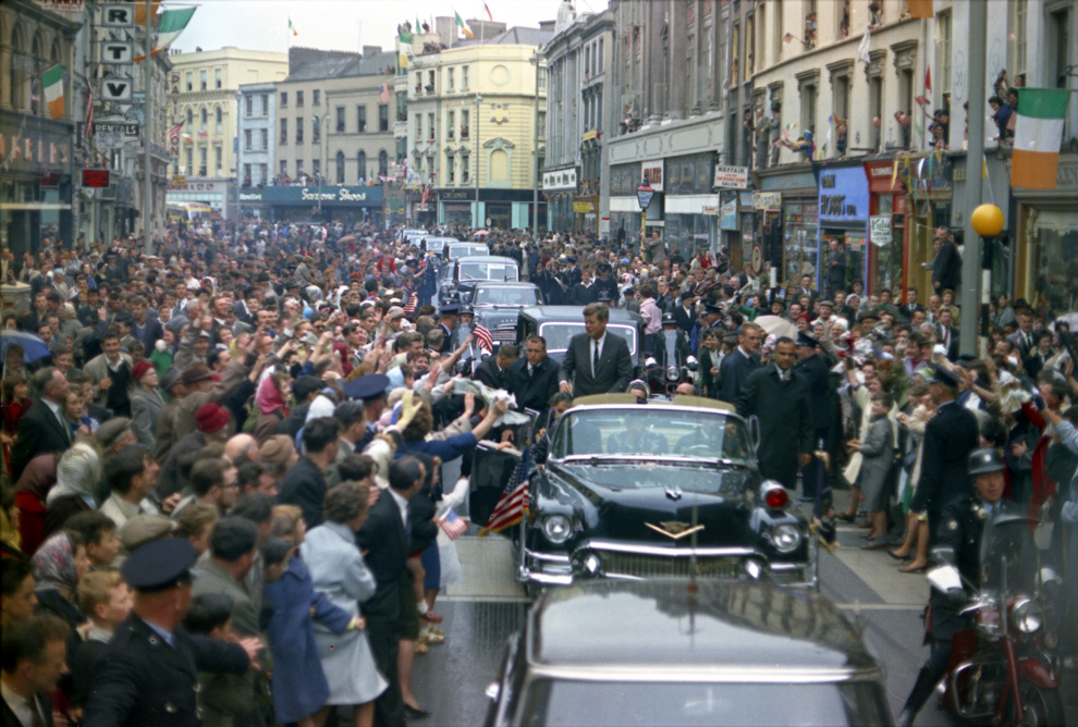 Президент Кеннеди  едет  в автоколонне в Корке, Ирландия