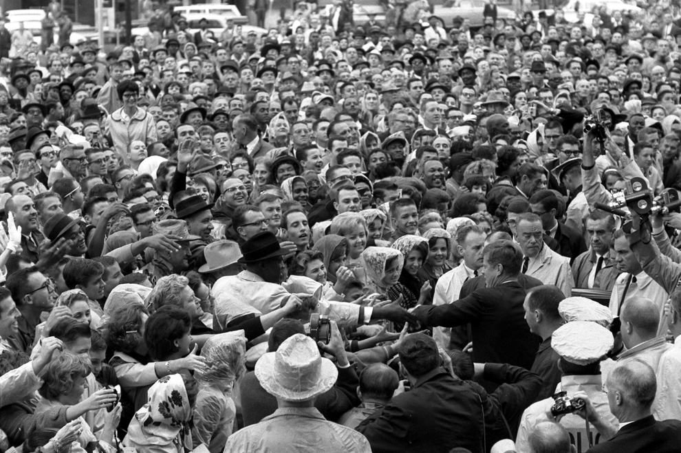 Президент Кеннеди обращается к толпе, собравшейся на парковке отеля Техас Лот ралли в Форт-Уорт, штат Техас