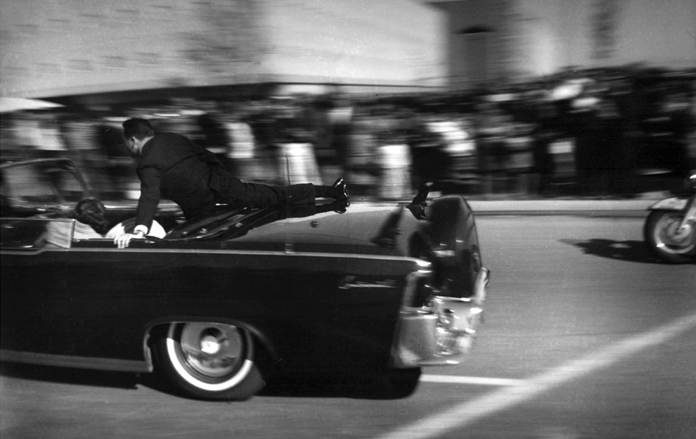 Лимузин президента Кеннеди, через несколько секунд, после того, как президент был застрелен