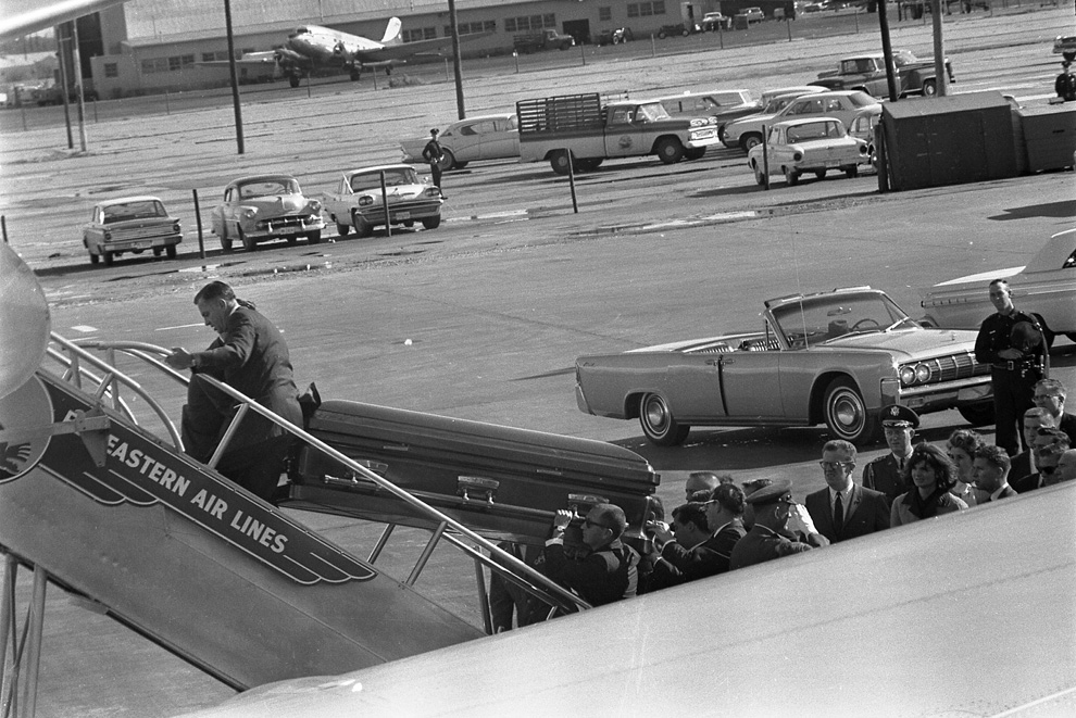 Гроб с телом президента Кеннеди загружается в самолёт