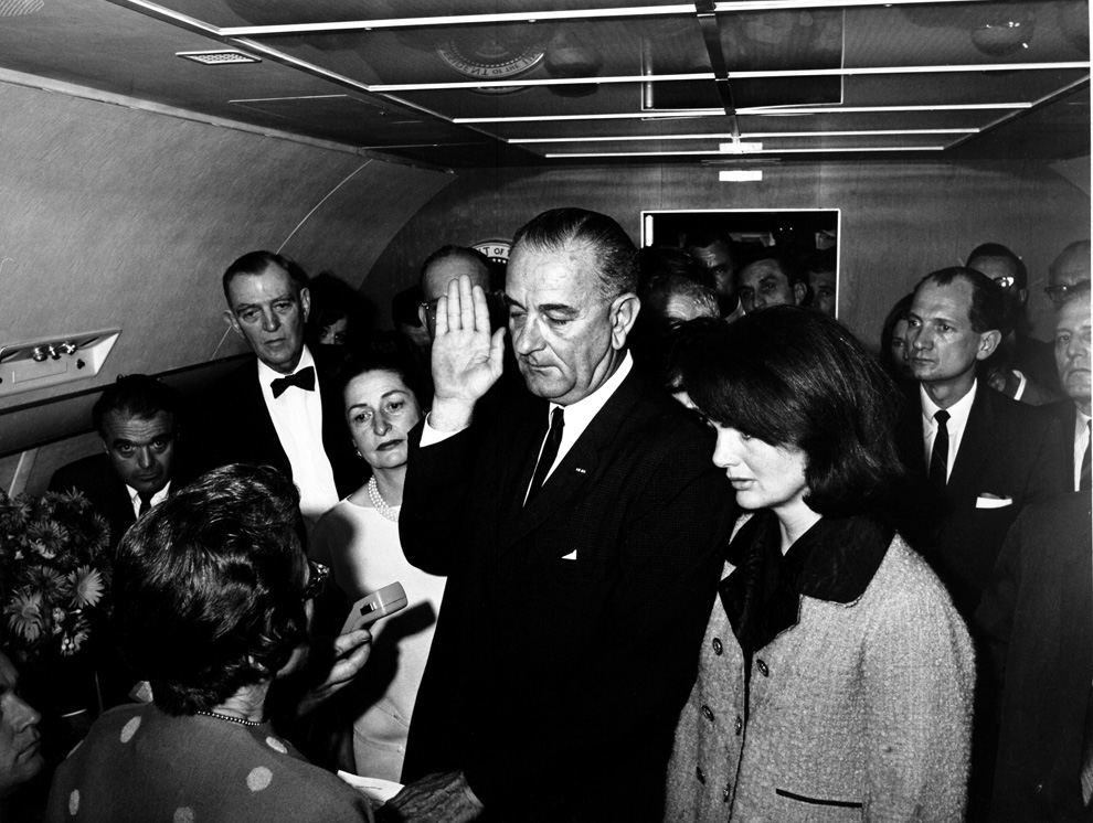Вице-президент Линдон Джонсон принимает присягу в самолёте, после убийства президента США Джона Кеннеди