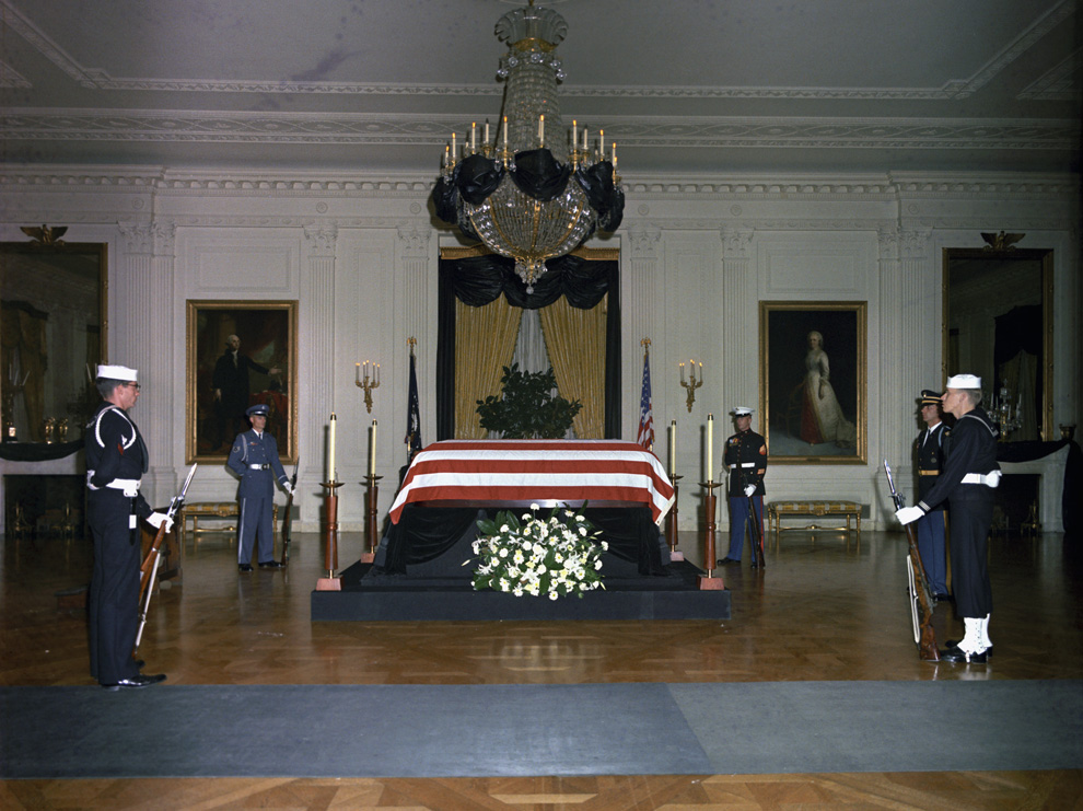 Гроб с телом президента США Джона Кеннеди  выставлен в Белом Доме.