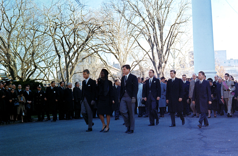 Члены семьи и другие  в похоронной процессии президента Джона Ф. Кеннеди в Вашингтоне 25 ноября 1963 года. 