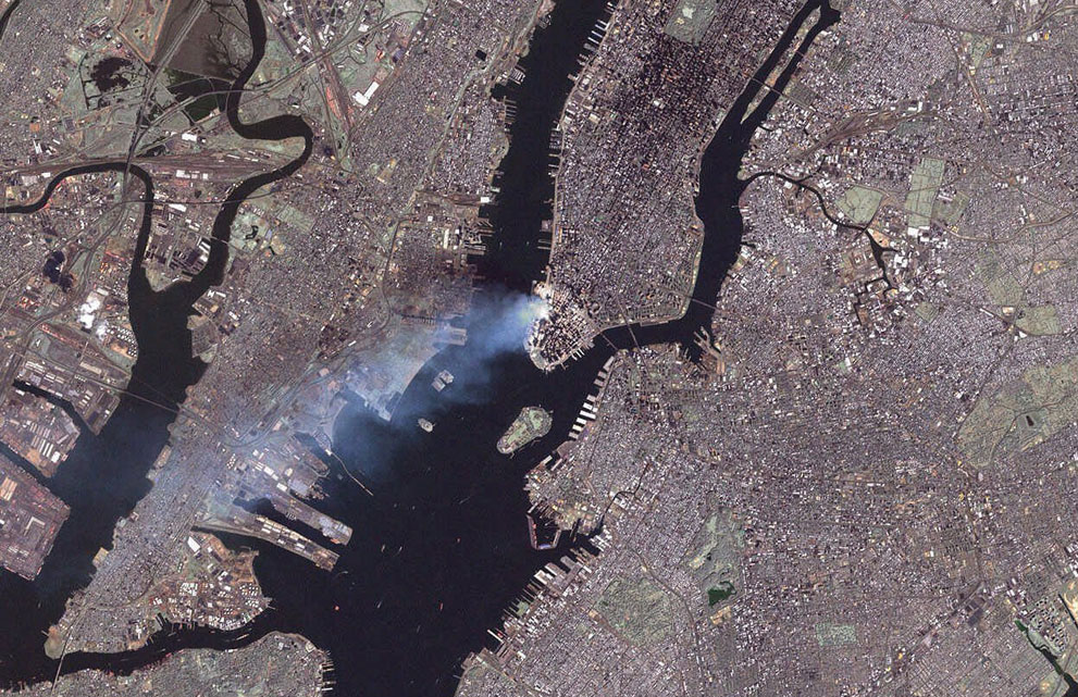 На фотографии снятой с американского спутника, ясно виден дым, поднимающийся над башнями Всемирного торгового центра