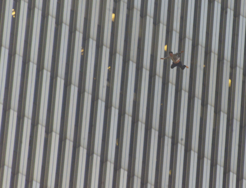Человек прыгает с верхних этажей горящего Северной башни Мирового Торгового Центра в Нью-Йорке 11 сентября 2001 года.
