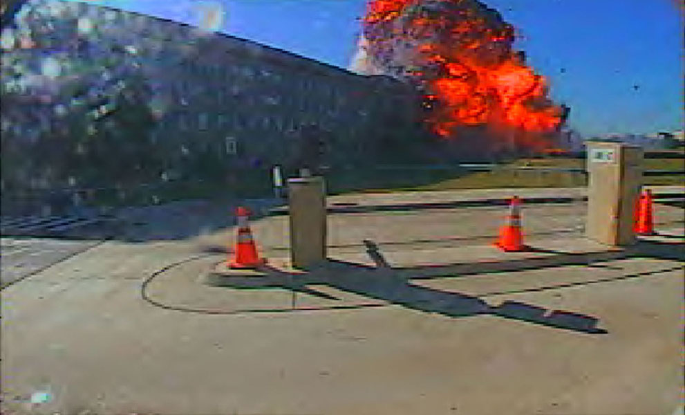 Камеры видеонаблюдения зафиксировали падение самолёта на Пентагон