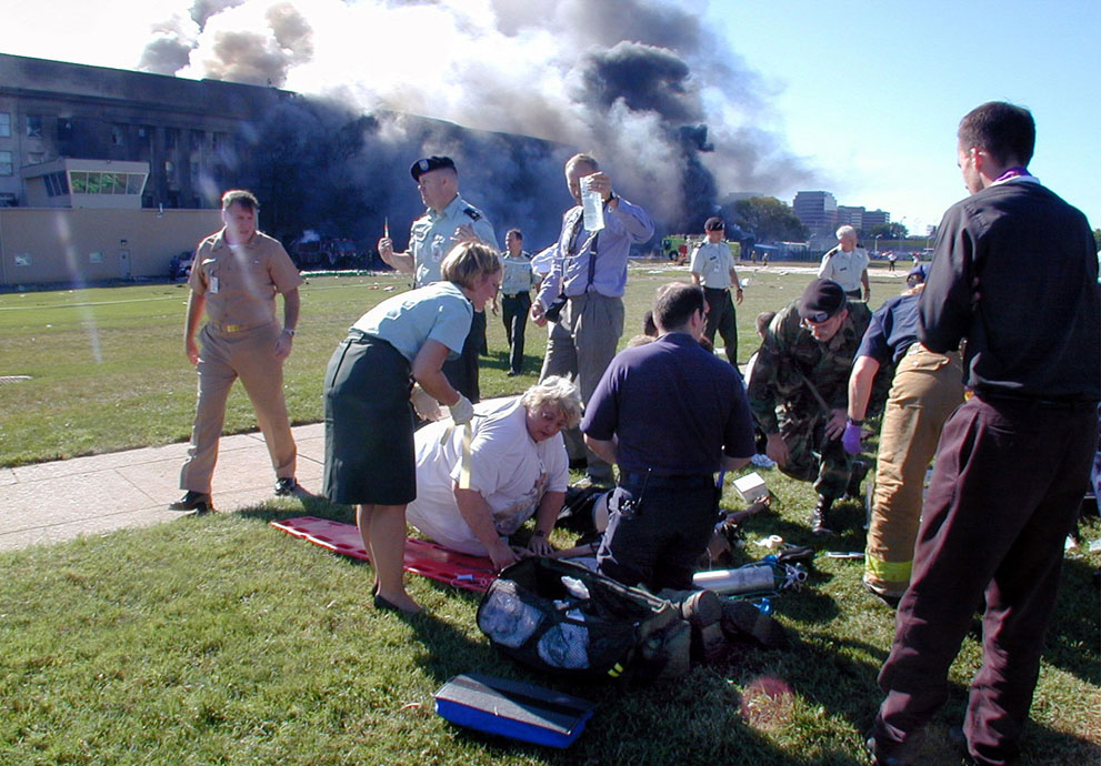 Медработники и добровольцы помогают раненым после падения самолёта на Пентагон