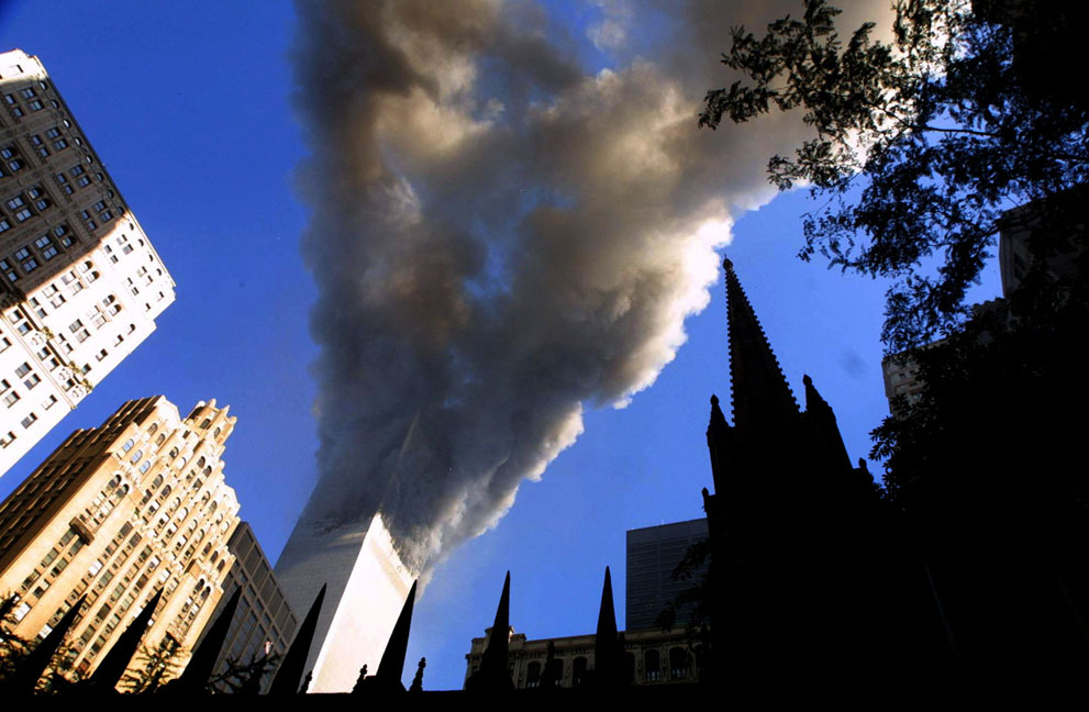 Дым стелется  из башни Всемирного торгового центра