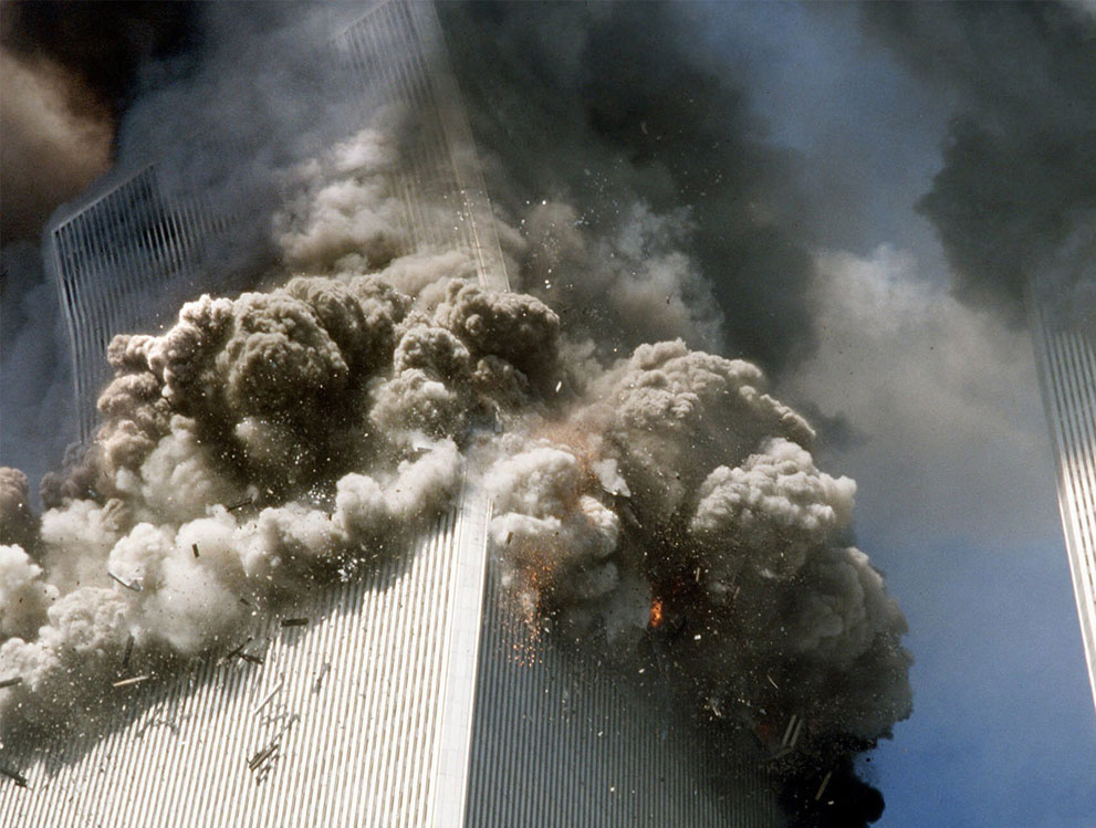 В 9:59 утра,  через  56 минут после самолётного тарана, южная башня  Всемирного торгового центра  рухнула