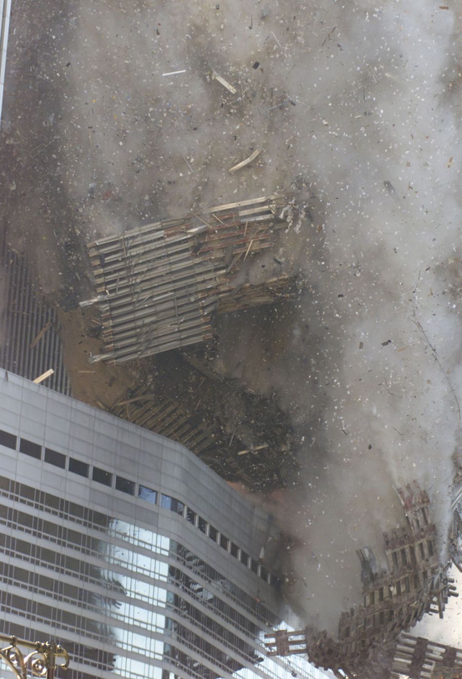 В 9:59 утра,  через  56 минут после самолётного тарана, южная башня  Всемирного торгового центра  рухнула