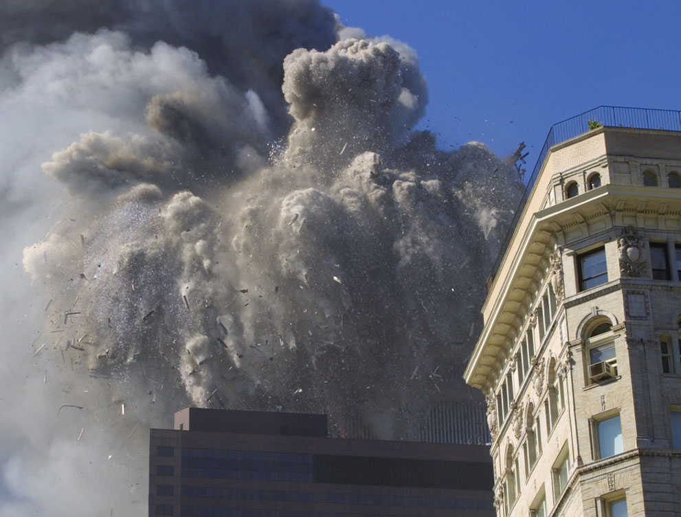 В 10:28 утра, через  102 минут  после падения самолёта, обрушилась северная башня Центра международной торговли