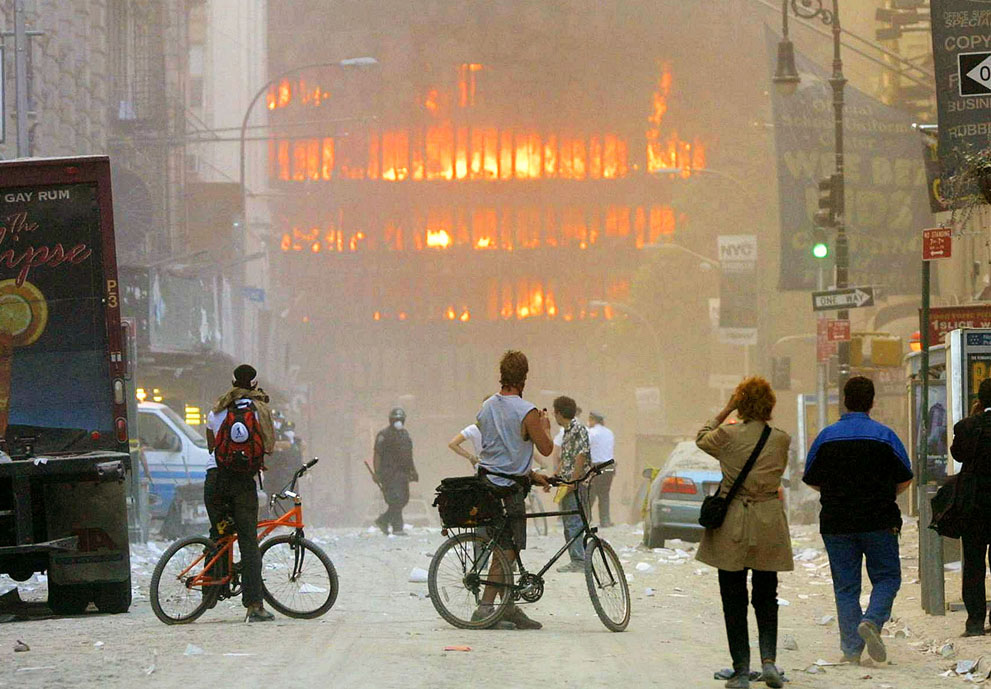 Люди смотрят на пожар во Всемирном торговом центре
