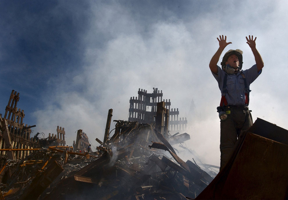 Пожарные и спасатели работают на развалинах