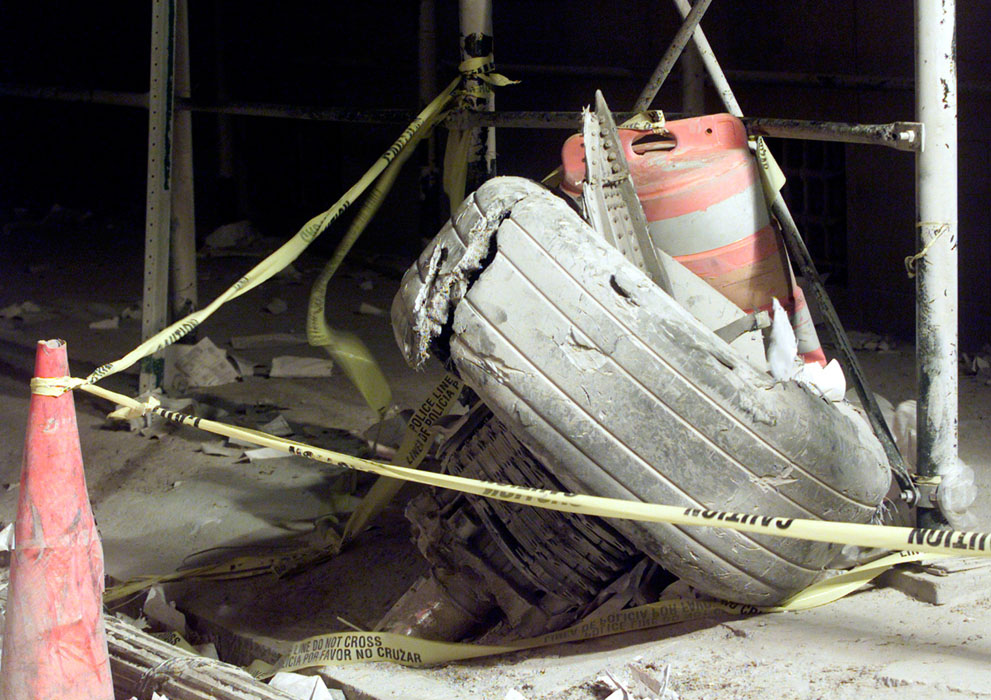 Шина от шасси упавшего самолёта находится возле одной из башен