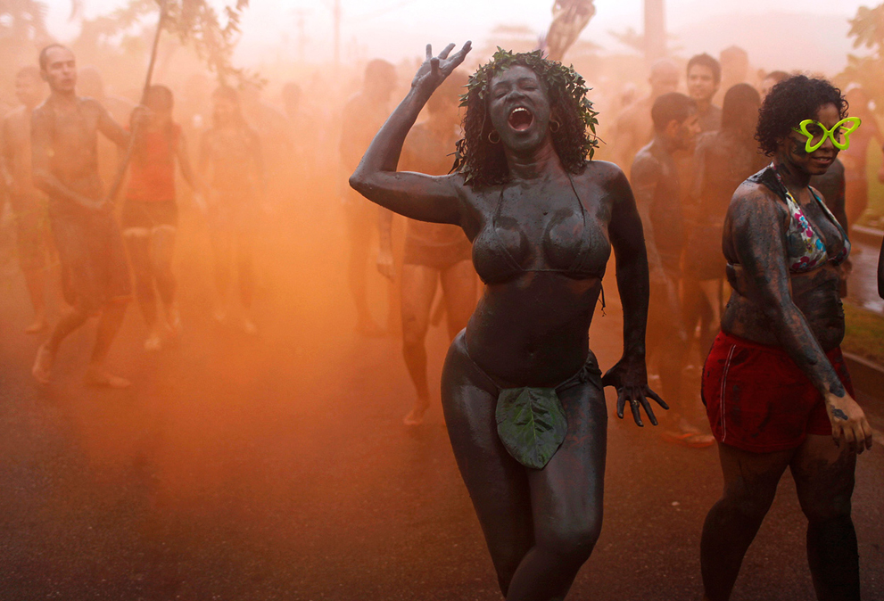 Женщина танцует среди оранжевого дыма