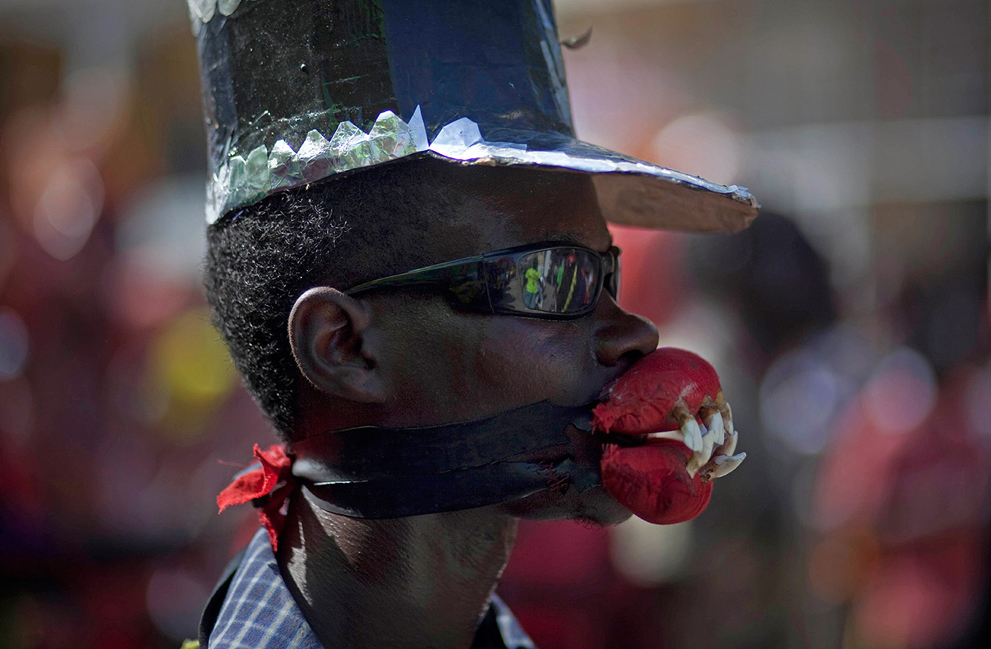 Участник в маске на карнавале в Жакмеле