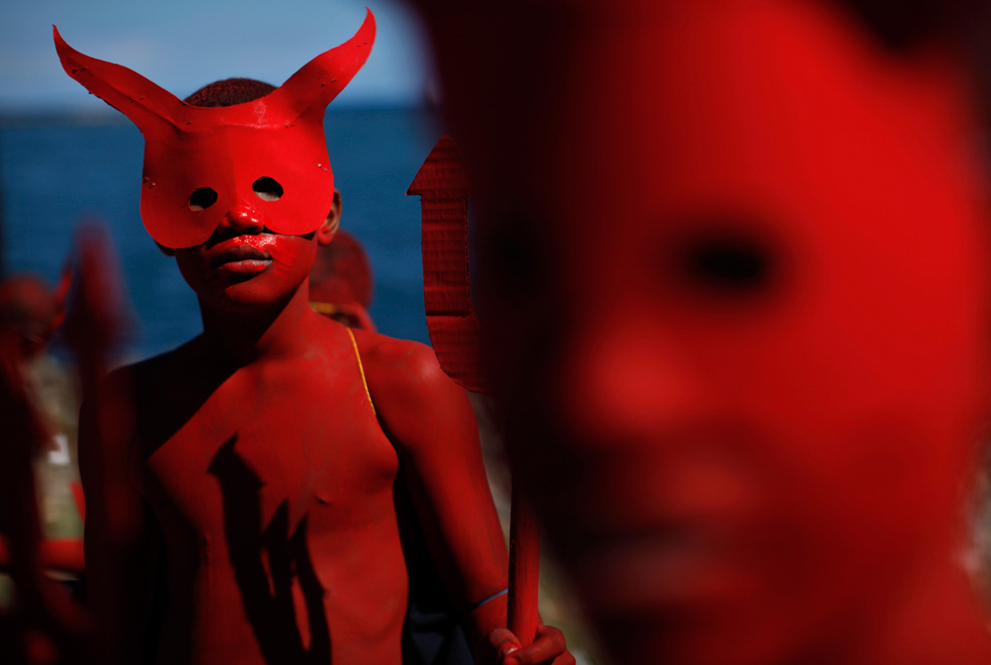 Дети наряженные дьяволятами, принимают участие в карнавале в Санто-Доминго