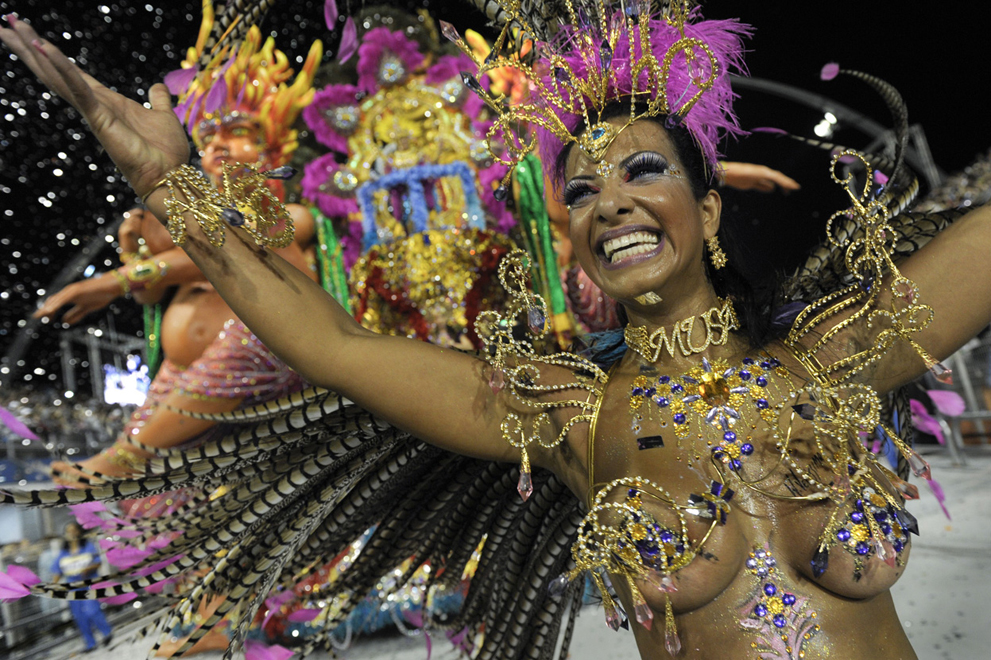 Танцовщицы на карнавале Рио-де-Жанейро