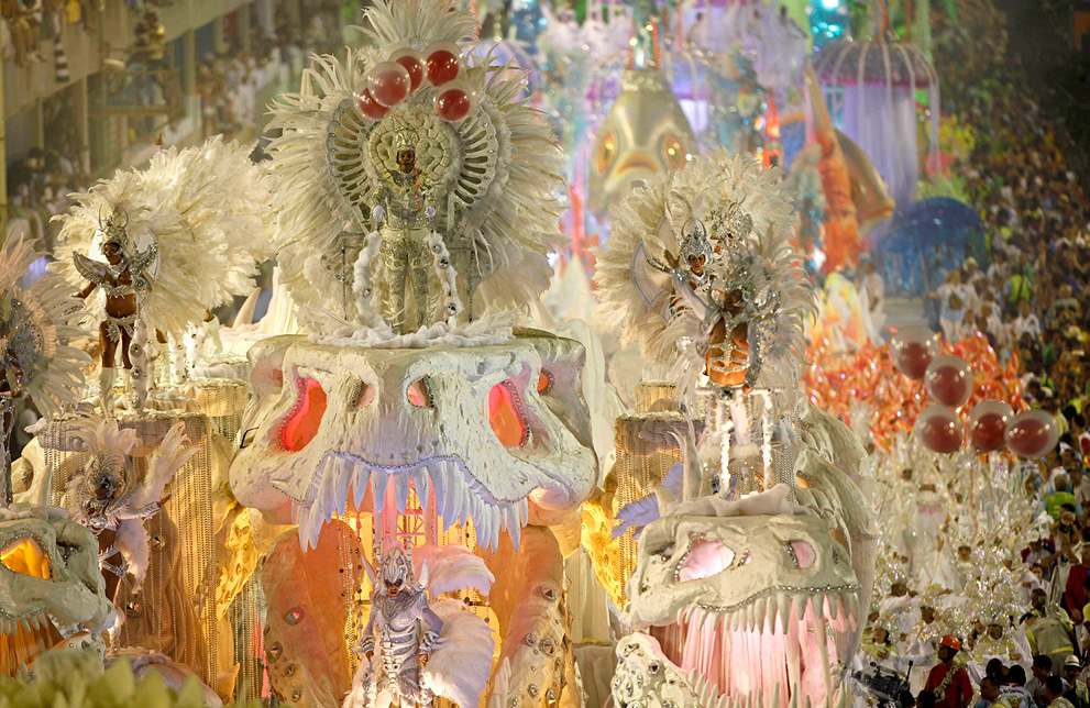 Причудливые костюмы, изысканные орнаменты. Карнавал в Рио-де-Жанейро