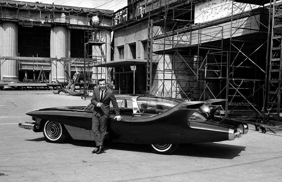 Певец Бобби Даррен стоит возле автомобиля собственной конструкции