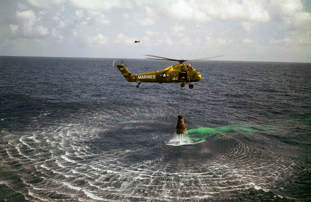 Вертолет ВМС США поднимает капсулу с первым астронавтом США Аланом Шепардом из воды