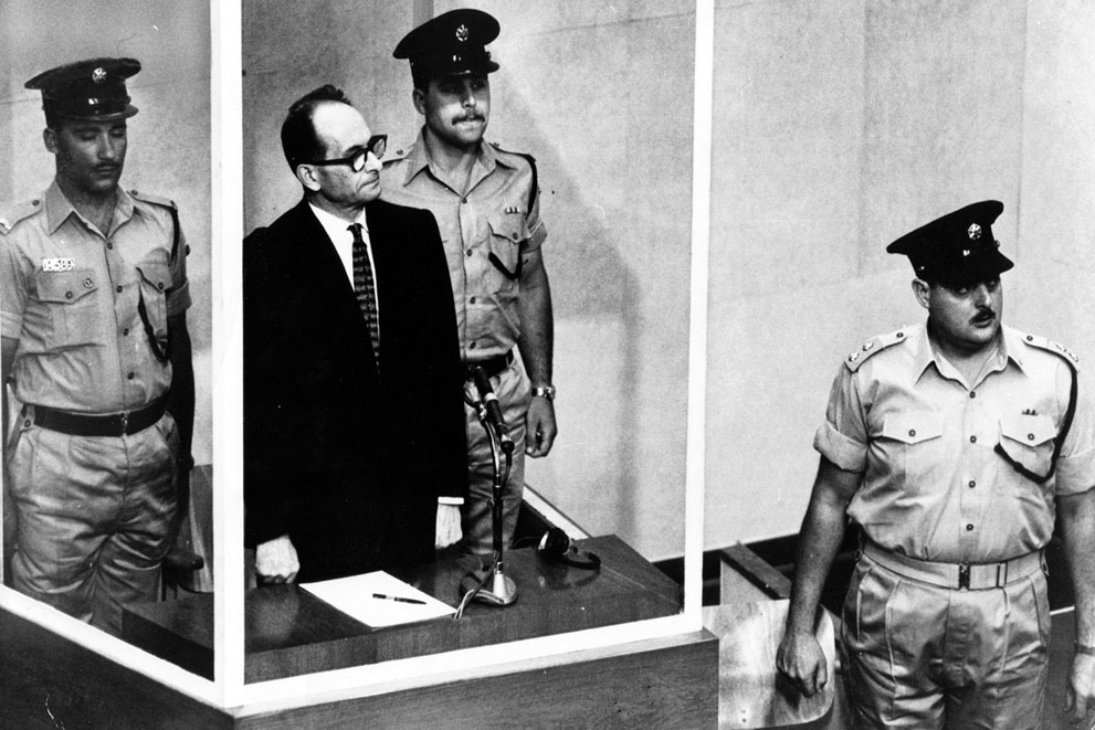 Адольф Эйхман предстал перед израильским судом, за нацистские преступления и был приговорён к смертной казни